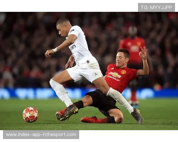 姆巴佩被拍进健身房深蹲到天亮，努力照感动人